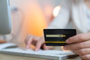 Une internaute tape ses numéros de carte bancaire sur son clavier.