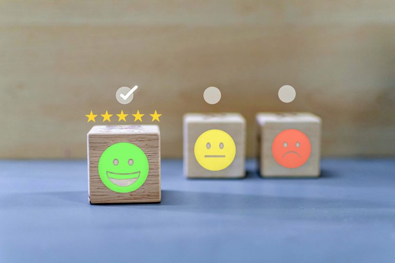 Un smiley figurant des avis élogieux sur internet.