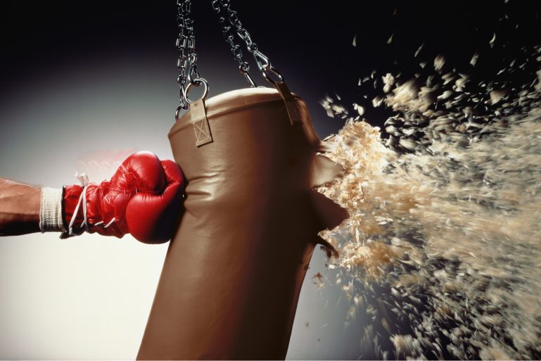 Un boxeur fait exploser un sac de frappe