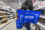 cliente d’Action dans une allée du magasin