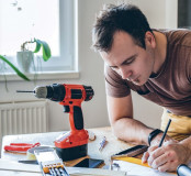 bricoleur prêt à utiliser une perceuse-visseuse