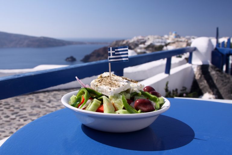 une salade à la feta dans un restaurant grec
