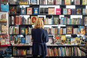 Une lectrice dans une librairie spécialisée dans la Bd.