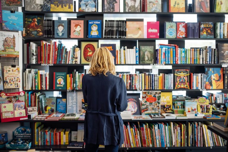 Une lectrice dans une librairie spécialisée dans la Bd.