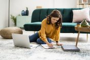 une femme consulte son relevé retraite