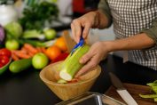 Une cuisinière épluche une courgette.