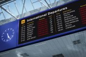 Un panneau d'aéroport indiquant tous les vols