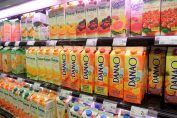 Un rayon jus de fruits dans une grande surface.