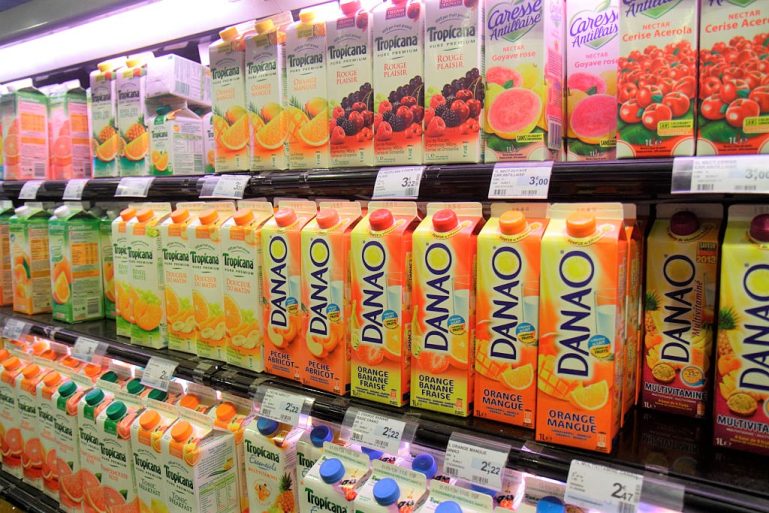 Un rayon jus de fruits dans une grande surface.