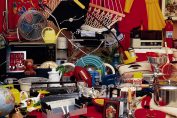 Un étal bien garni d'un vide grenier.