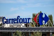 L'enseigne d'un Carrefour sur le toit d'un magasin.
