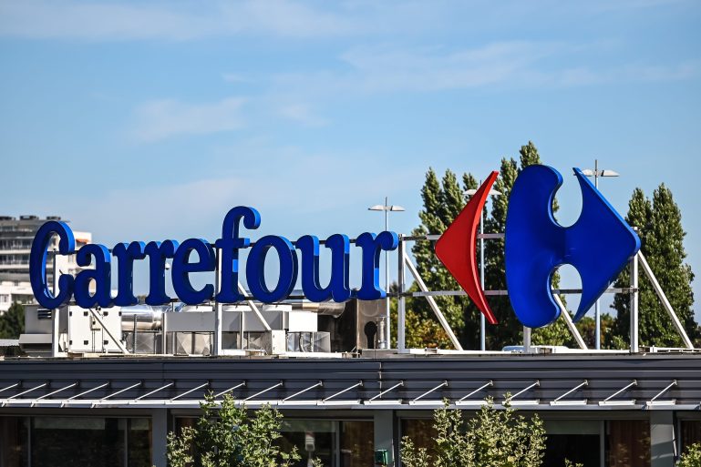 L'enseigne d'un Carrefour sur le toit d'un magasin. 