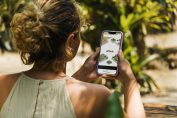 Une vacancière consulte l'application Airbnb