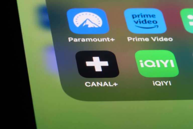 L'application Canal+ sur l'écran d'un smartphone.