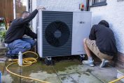 Deux installateurs de pompes à chaleur au travail