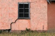 inquiétantes fissures sur le mur d’une maison
