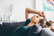 Un femme désespérée sur son canapé