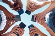 Des jeunes en cercle chacun un smartphone à la main