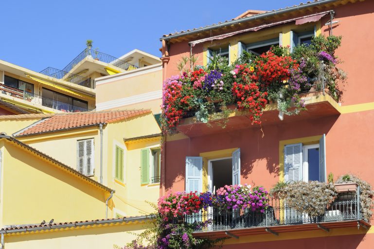 Des balcons fleuris sur la Côte dAzur