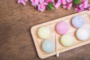 Un plateau contenant six mochis