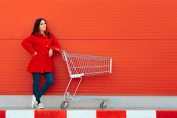 femme avec un chariot de supermarché