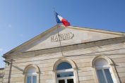 Le fronton d'une mairie
