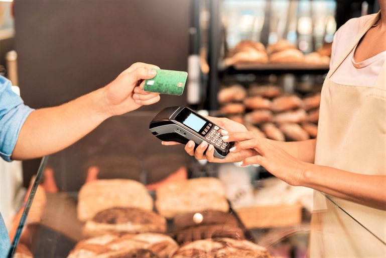 Un client paie sans contact avec une carte bancaire dans une boulangerie
