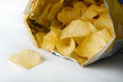 Un paquet de chips ouvert