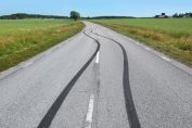 Des traces de dérapage sur une route