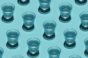 Des verres d'eau du robinet