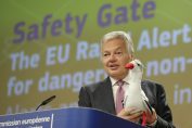 Le commissaire européen à la justice Didier Reynders présente le rapport annuel du Safety Gate