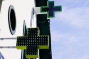 Des enseignes d’une pharmacie sur une façade