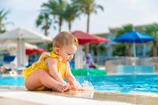 Un bébé sur le bord d’une piscine