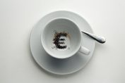 Une tasse à café vide dont le marc forme le sigle de l'euro