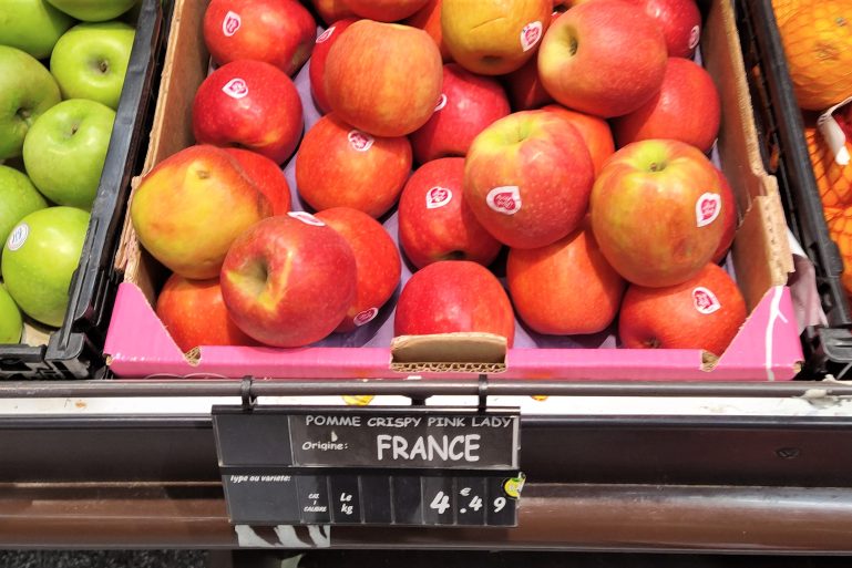 Des pommes Pink Lady dans un magasin Carrefour