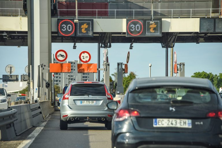 Une barrière de péage acceptant le télépéage