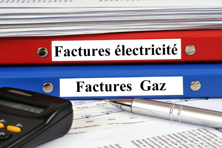 Des classeurs de factures d'électricité et de gaz