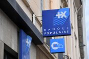 enseigne de la Banque populaire sur une façade