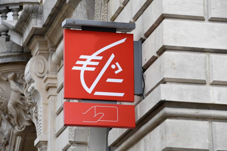 Une enseigne de la Caisse d’Épargne sur un immeuble