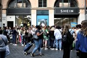 file d’attente devant la boutique éphémère de Shein à Toulouse