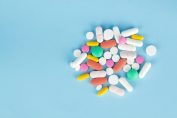Des médicaments mélangés sur un fond bleu
