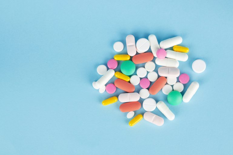 Des médicaments mélangés sur un fond bleu