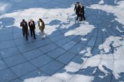 Des chefs d'entreprise qui marchent sur une mappemonde