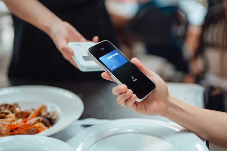 Un paiement par smartphone dans un restaurant.