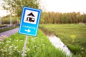Un panneau indiquant un camping sur le bord d'une route