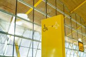panneau pour l’embarquement des personnes handicapées dans un aéroport
