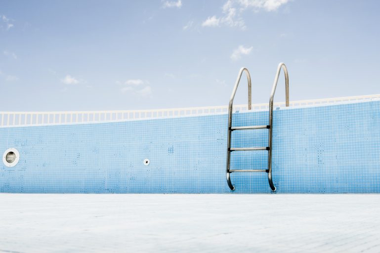 Une piscine vide