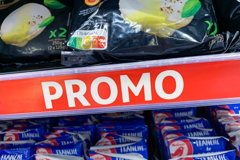 Une affichette promo dans le rayon d'un magasin