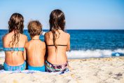 des enfants assis sur la plage.