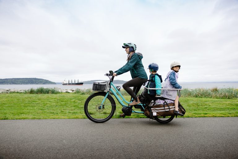 transport d’enfants sur un vélo cargo